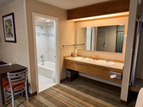 um banheiro com duas pias e um espelho grande em Flagship Inn of Ashland em Ashland