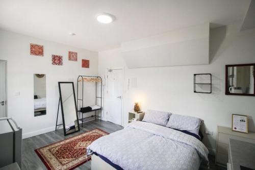 Ένα ή περισσότερα κρεβάτια σε δωμάτιο στο Birmingham Central Luxury Suites