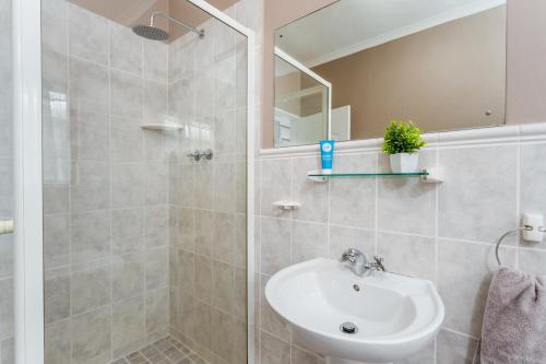 Et badeværelse på Strawberry Cottage - Upper Constantia Greenbelt