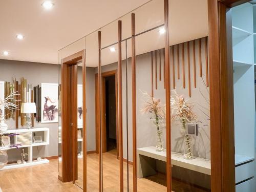 une pièce avec des portes vitrées et des plantes accrochées au mur dans l'établissement Luxury 2BR Spacious & Stylish with Patio near Metro, à Odivelas