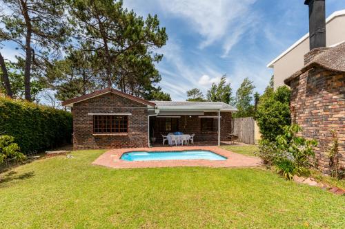 Swimmingpoolen hos eller tæt på Strawberry Cottage - Upper Constantia Greenbelt