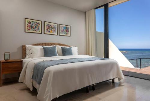 Ένα ή περισσότερα κρεβάτια σε δωμάτιο στο 2BR Oceanfront Escape Apartment Priv Pool