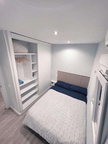 ein kleines Schlafzimmer mit einem Bett und einem Schrank in der Unterkunft Habitación privada con baño compartido en Madrid in Madrid