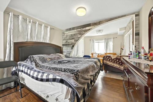 Una cama o camas en una habitación de Calgary - By Mountains and Ski