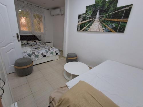 - une chambre avec un lit, une table et deux lits dans l'établissement Apartment 1, Family, Moorish Villa, à El Mouradia