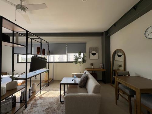 ein Wohnzimmer mit Sofa und Tisch in der Unterkunft Morada Living in Guadalajara