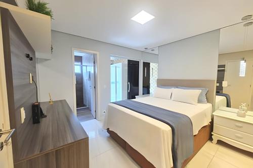 Postel nebo postele na pokoji v ubytování Conforto na Praia Gonzaga, Estacionamento, Piscina