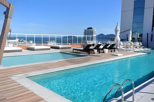 Bazén v ubytování Conforto na Praia Gonzaga, Estacionamento, Piscina nebo v jeho okolí