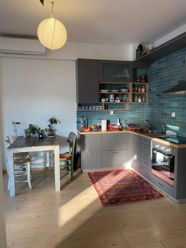 7th floor bright penthouse in quiet pedestrian