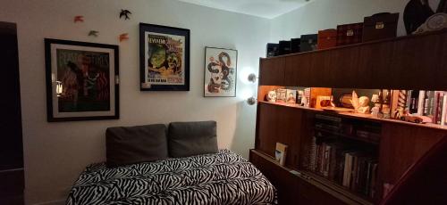 Η βιβλιοθήκη του δωματίου σε οικογενειακή κατοικία