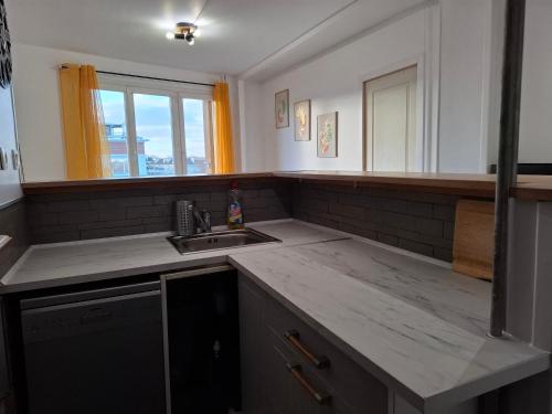 Η κουζίνα ή μικρή κουζίνα στο Peaceful stay with unobstructed views, modern comforts