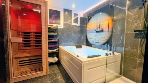 Koupelna v ubytování DRoom-Sauna Balneo & Cinema à Menton jusqu'à 4 invités