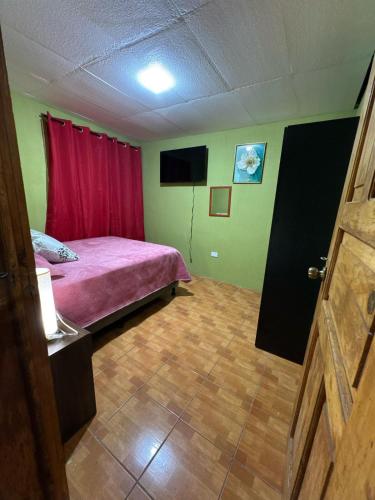 Un pat sau paturi într-o cameră la Apartment house FIDE