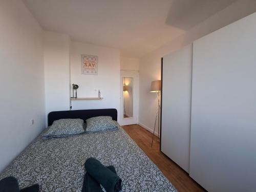 Ένα ή περισσότερα κρεβάτια σε δωμάτιο στο Peaceful stay with unobstructed views, modern comforts