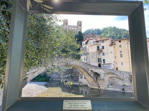 多尔切阿夸Il Nido - Guest house的一幅装裱好的河上桥梁照片