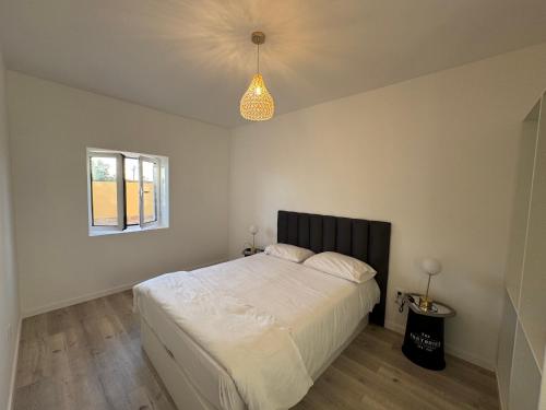 En eller flere senge i et værelse på Charming Sunset flat