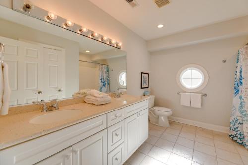 Koupelna v ubytování Theater Room and Deck at Massive Salt Pond Home!