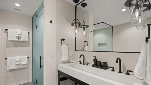 une salle de bain avec un lavabo et un miroir dans l'établissement Lux Mountainside 2 Bed Mountainside Condo By Stowe Mountain Rentals, à Stowe