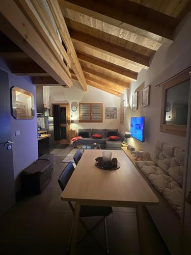 Kuchyň nebo kuchyňský kout v ubytování Chaleureux studio plein sud en Tarentaise !