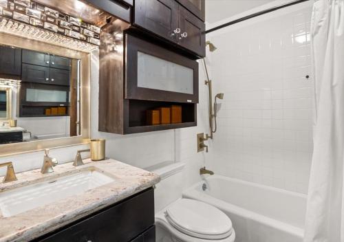 Ένα μπάνιο στο Perfect Inside Downtown Aspen Location! Romantic 1300 ft, 4 Blocks or 396 m, to AJAX or Aspen Mountain