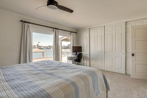 Voodi või voodid majutusasutuse Private Dock and Hot Tub Getaway in Discovery Bay! toas