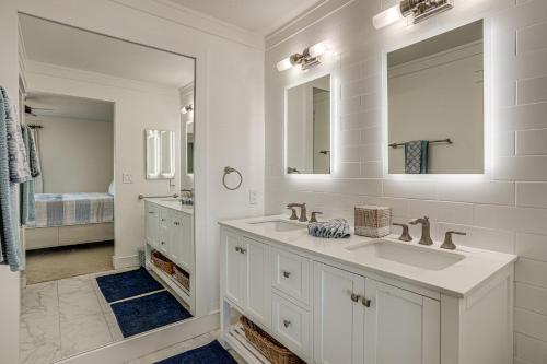 Vannituba majutusasutuses Private Dock and Hot Tub Getaway in Discovery Bay!