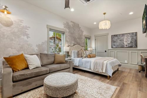 ein Wohnzimmer mit einer Couch und einem Bett in der Unterkunft The Owl Room - Contemporary Loft in the Heart of Midway Near Park City Ski Resorts in Midway