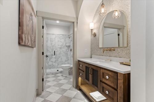 ein Badezimmer mit Waschbecken, Toilette und Spiegel in der Unterkunft The Owl Room - Contemporary Loft in the Heart of Midway Near Park City Ski Resorts in Midway