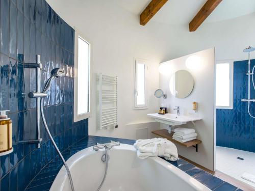 une salle de bains avec baignoire et lavabo dans l'établissement Mercure Marseille Centre Bompard La Corniche, à Marseille