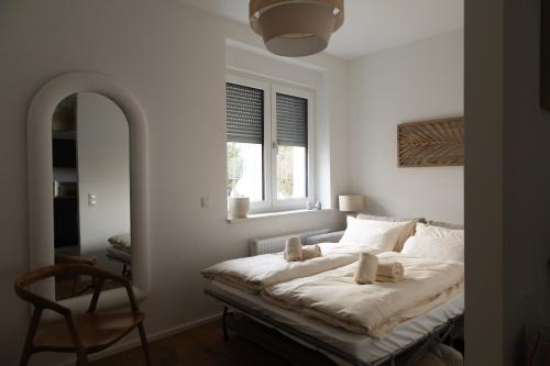 a bed sitting in a room with a window at Modernes 1-Zimmer-Studio I Augsburg City in Augsburg