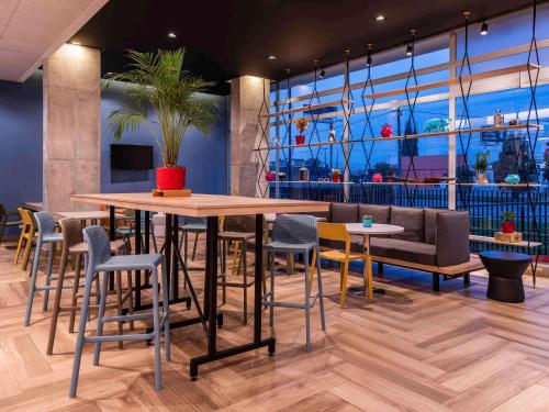 un restaurante con mesas y sillas y una maceta en ibis Chia, en Chía