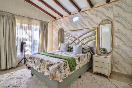 Ένα ή περισσότερα κρεβάτια σε δωμάτιο στο Seaside Apartment in camps bay