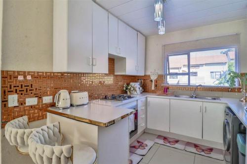 Η κουζίνα ή μικρή κουζίνα στο Seaside Apartment in camps bay