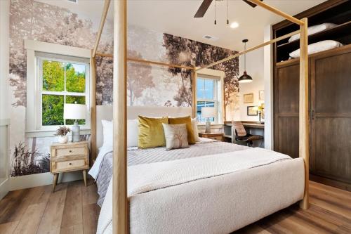 a bedroom with a canopy bed and a desk at The Oak Room - Newly Built 2B2B Loft Near Park City in Midway