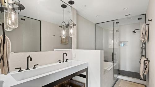 une salle de bain avec deux lavabos et une douche dans l'établissement Stowe Mt Resort Treehouse Ski in Ski Out Mt Views By Stowe Mountain Rentals, à Stowe