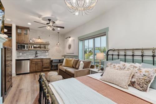 Un dormitorio con una cama y una sala de estar. en The Nest Room- Newly Built Loft on Main in Midway, en Midway