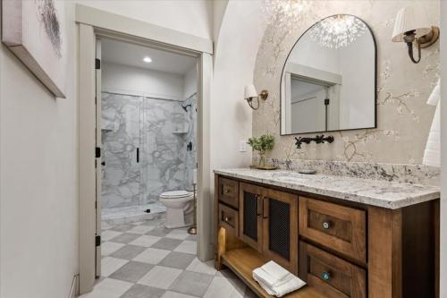 Un baño con lavabo, inodoro y espejo. en The Nest Room- Newly Built Loft on Main in Midway, en Midway