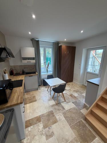 una cucina con un tavolo e una sala da pranzo di Catherine Maisonnette a Presles-et-Thierny