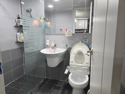 Koupelna v ubytování 늘 오늘처럼