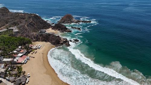 Luftaufnahme eines Strandes und des Meeres in der Unterkunft Hotel Estrella de Mar in Zipolite