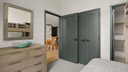 - une chambre avec un placard et une commode dans l'établissement 420 Lodge At Spruce Peak New Treehouse Unit 3 bed Sleeps 10, à Stowe