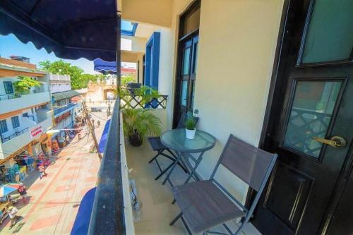 a balcony with a table and chairs and a window at RIG Casa Conde in Santo Domingo
