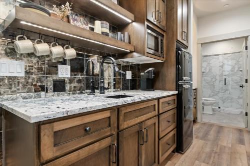 Η κουζίνα ή μικρή κουζίνα στο The Moose Room - Newly Built 2B2B Midway Loft