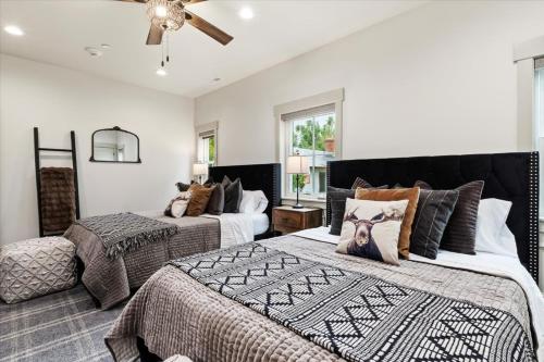 Ένα ή περισσότερα κρεβάτια σε δωμάτιο στο The Moose Room - Newly Built 2B2B Midway Loft