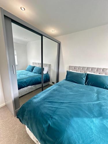 Postel nebo postele na pokoji v ubytování Spacious Luxury Double Room in Croydon King Bed