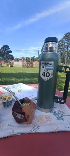 ein Tisch mit einer Dose darauf in der Unterkunft Corazón de viajero in Mar del Plata