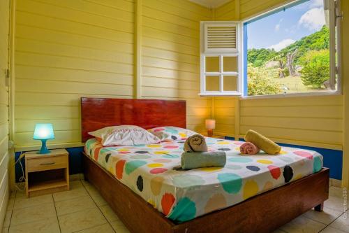 Postel nebo postele na pokoji v ubytování La Casita Jaune avec vue sur mer & jardin tropical