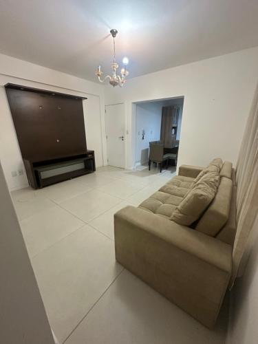 a living room with a couch and a flat screen tv at Apartamento de 2 quartos equipado em Imbituba sc in Imbituba