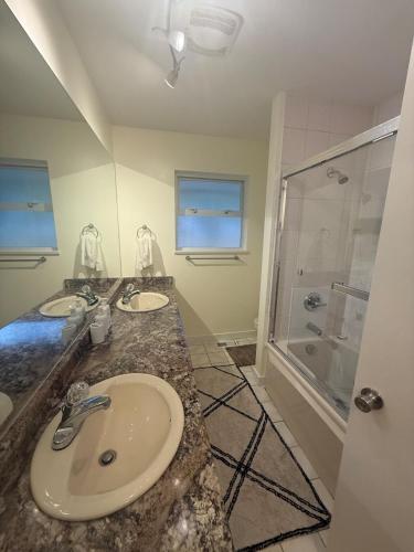 a bathroom with two sinks and a shower at The Sunshine Haven in Delta