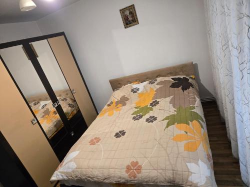 Giường trong phòng chung tại Noah Apartment